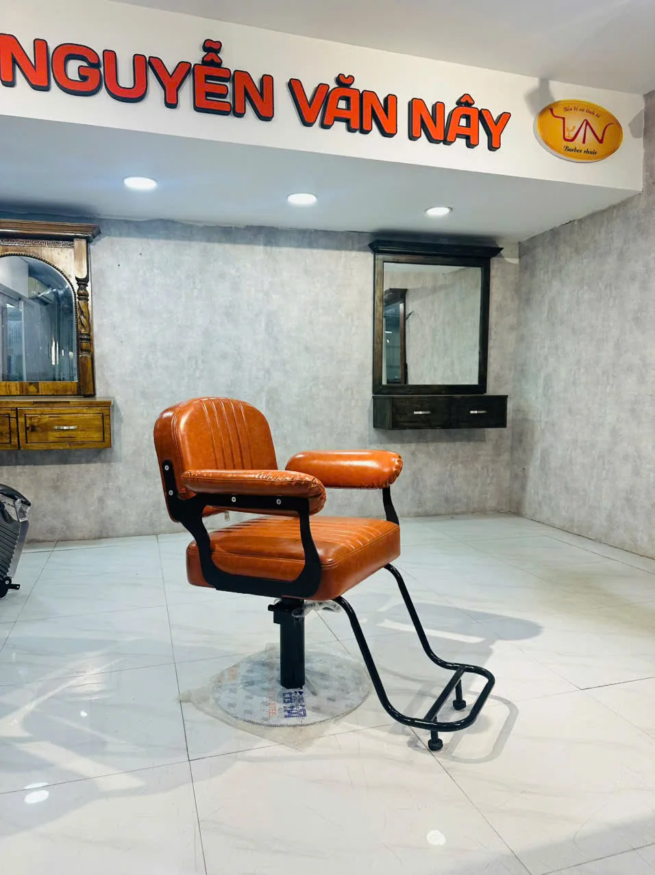 Ghế Barber Chair Phong Cách Hiện Đại - Handcrafted Vietnamese Pottery